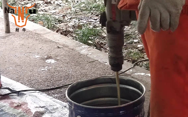 瓷砖背胶为什么有水斑？